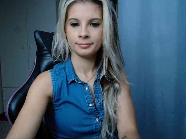 Model: KristineNatural