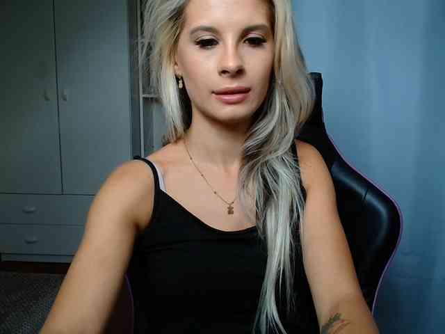 Model: KristineNatural