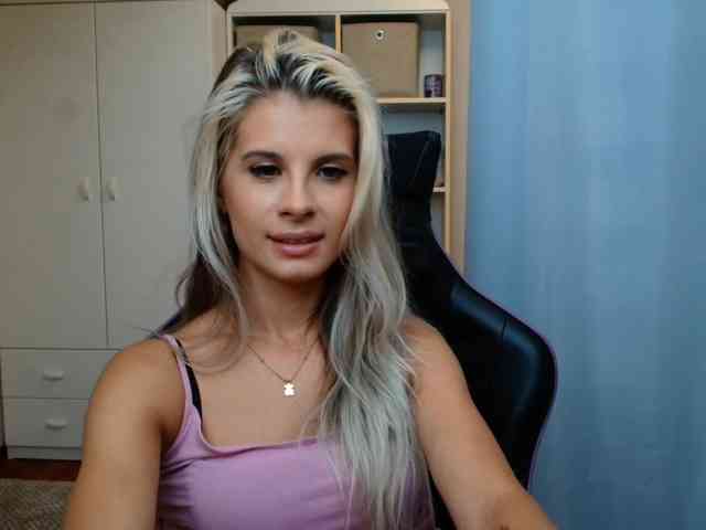 Model: KristineNatural