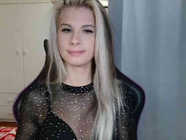 Model: KristineNatural