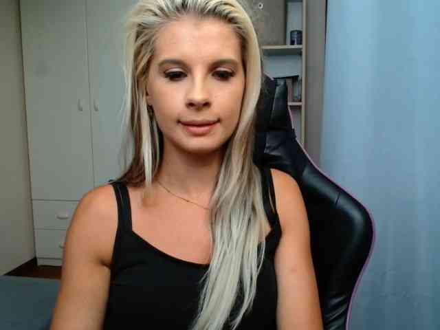 Model: KristineNatural