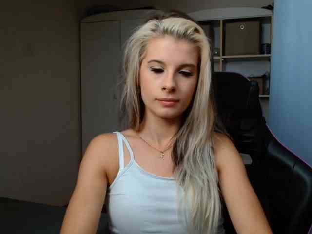 Model: KristineNatural
