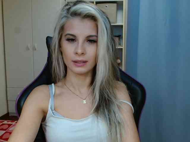 Model: KristineNatural