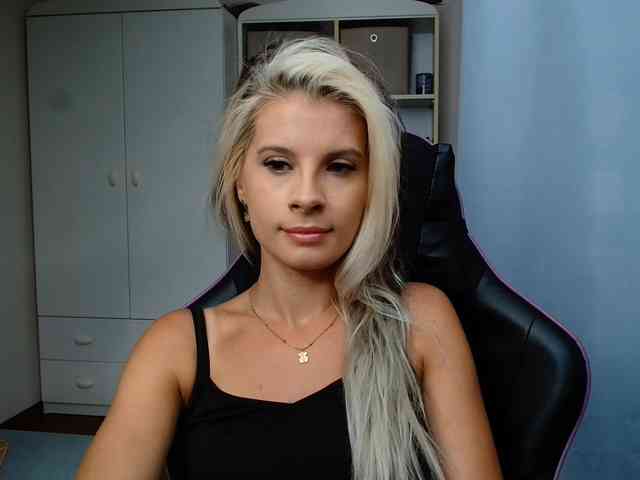 Model: KristineNatural