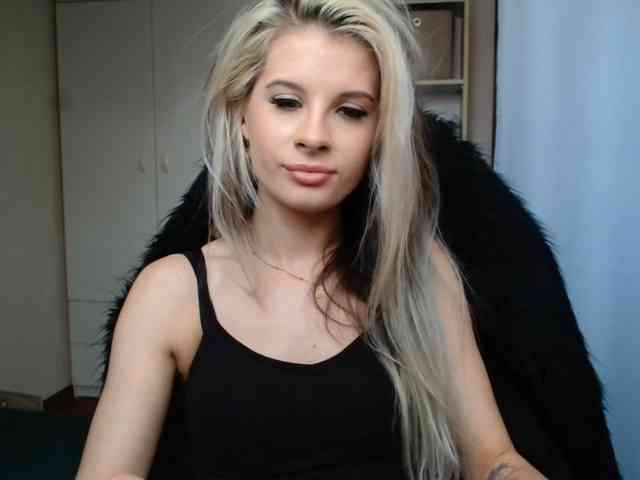 Model: KristineNatural