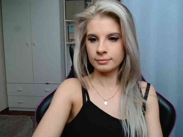 Model: KristineNatural
