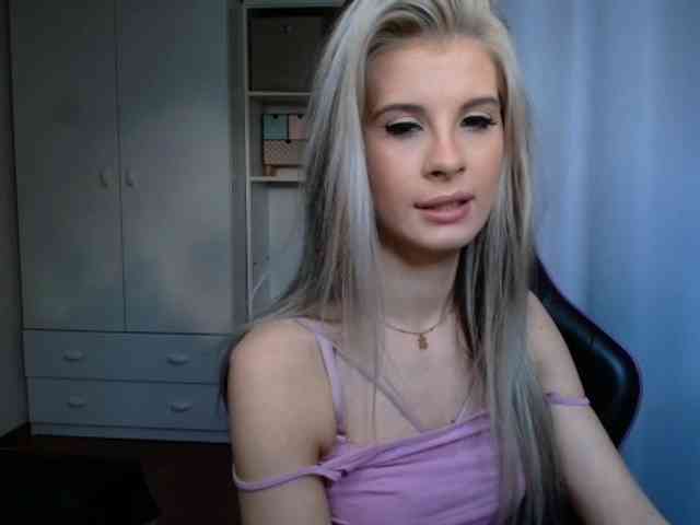 Model: KristineNatural