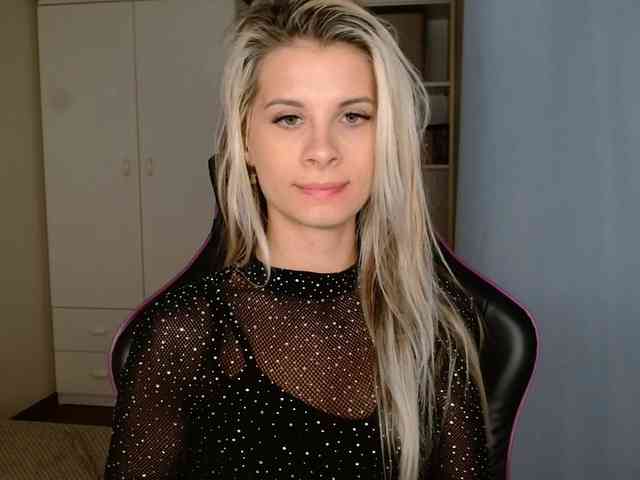 Model: KristineNatural