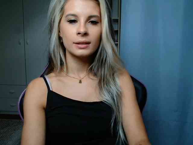 Model: KristineNatural