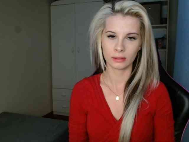 Model: KristineNatural