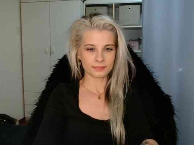 Model: KristineNatural
