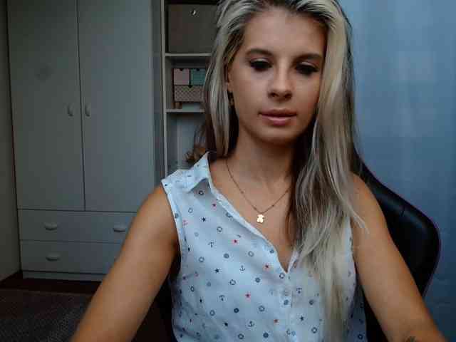 Model: KristineNatural