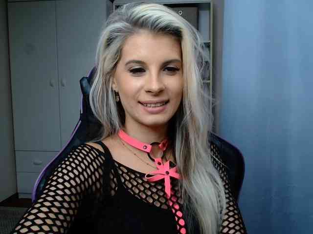 Model: KristineNatural