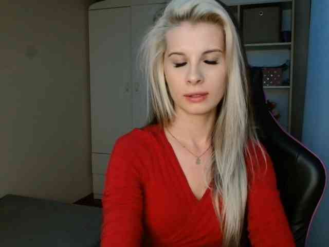 Model: KristineNatural