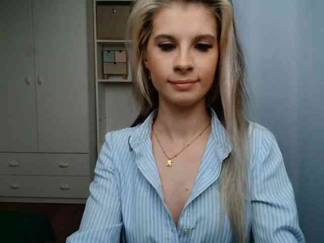 Model: KristineNatural
