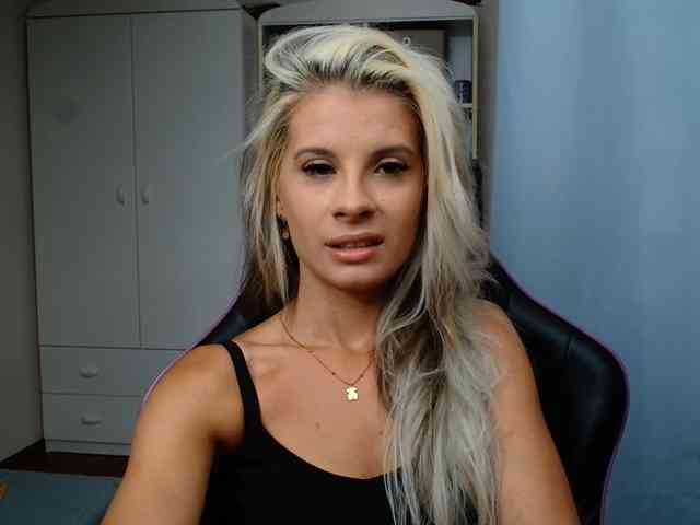 Model: KristineNatural