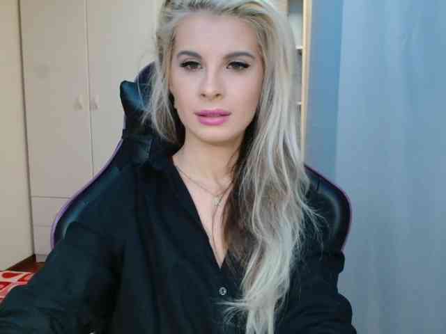 Model: KristineNatural