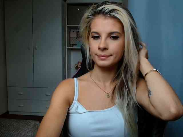 Model: KristineNatural