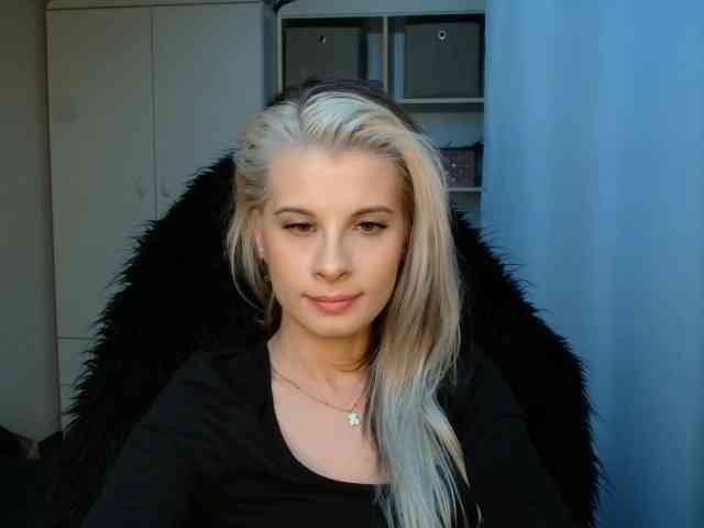 Model: KristineNatural