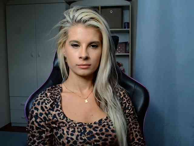 Model: KristineNatural