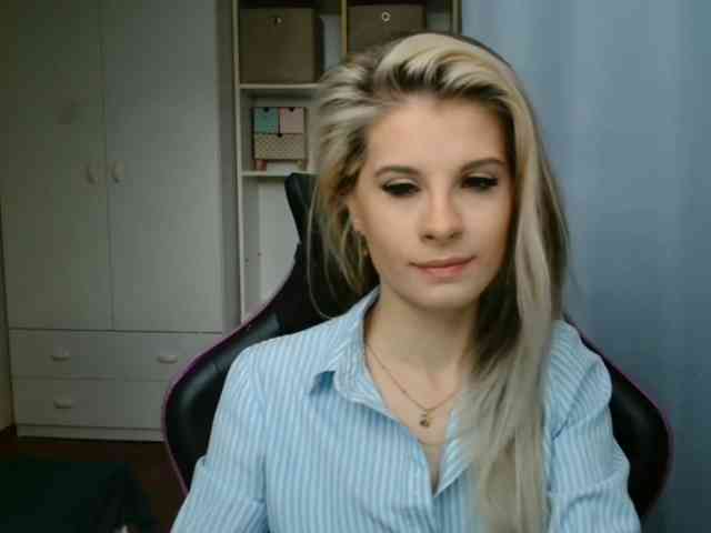 Model: KristineNatural