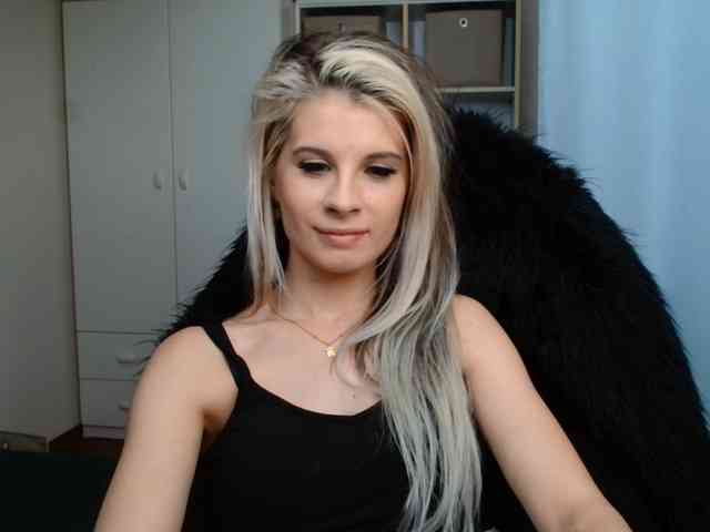 Model: KristineNatural