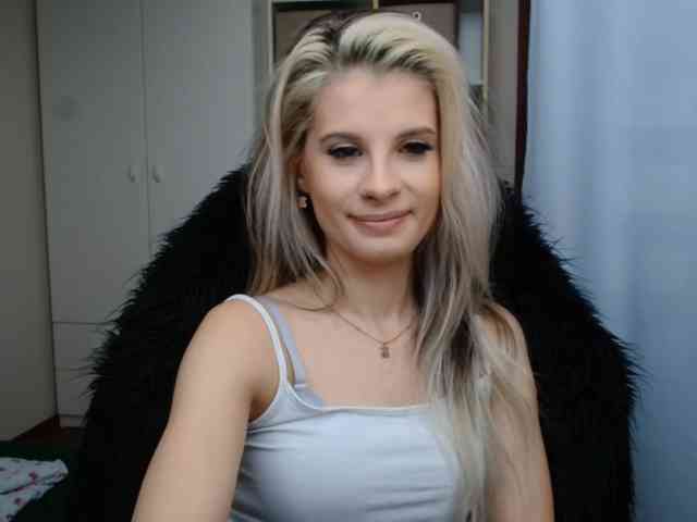 Model: KristineNatural