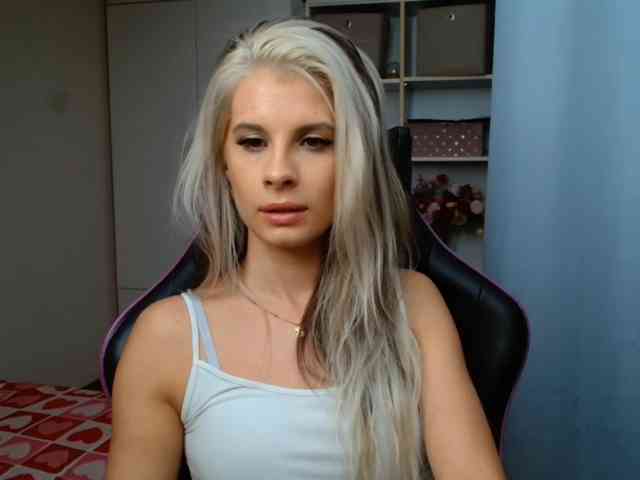 Model: KristineNatural