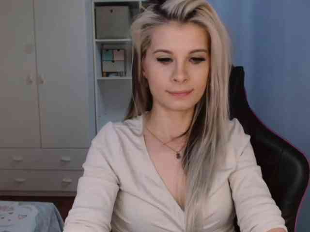 Model: KristineNatural