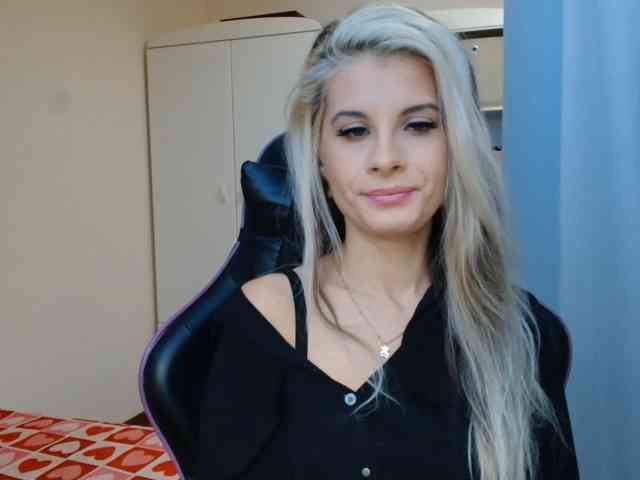 Model: KristineNatural