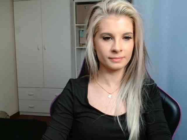 Model: KristineNatural