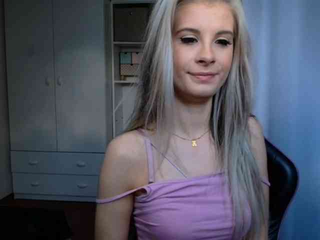 Model: KristineNatural