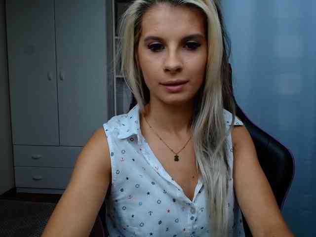 Model: KristineNatural