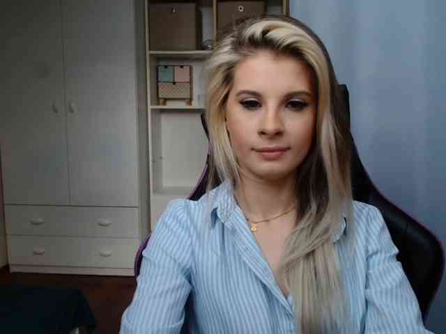Model: KristineNatural