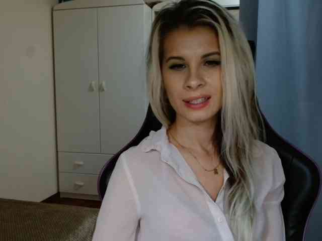 Model: KristineNatural