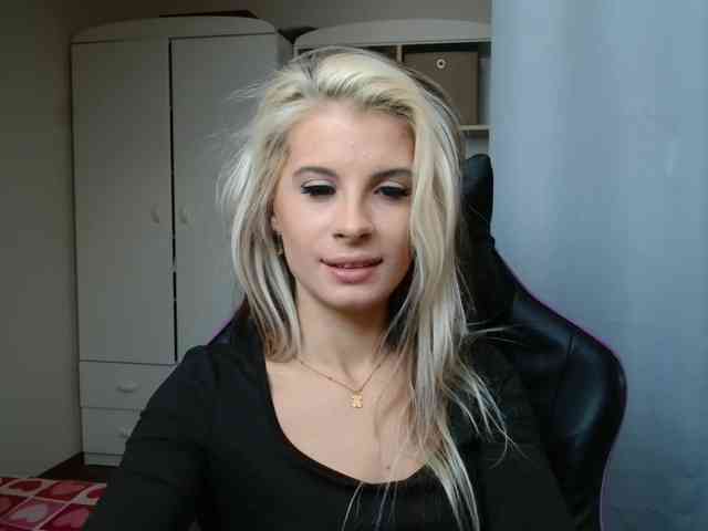 Model: KristineNatural