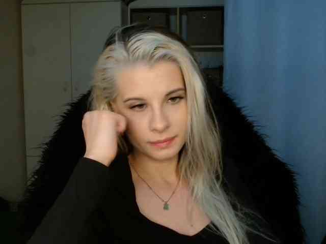 Model: KristineNatural