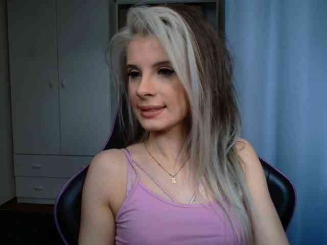 Model: KristineNatural