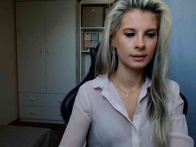Model: KristineNatural