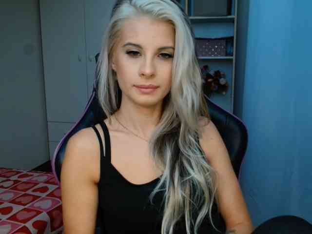 Model: KristineNatural