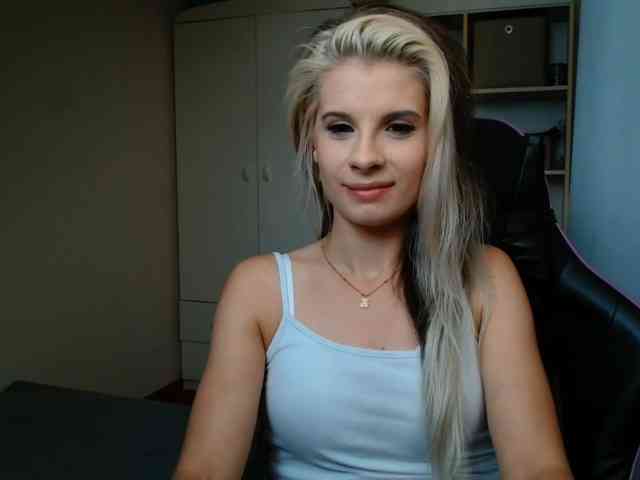 Model: KristineNatural