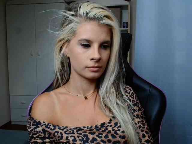 Model: KristineNatural