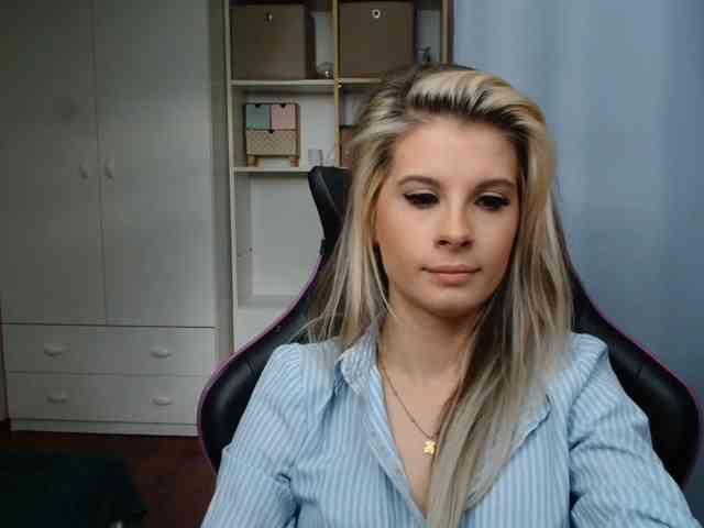 Model: KristineNatural