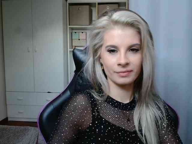 Model: KristineNatural