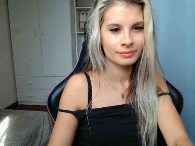 Model: KristineNatural