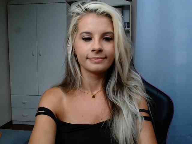 Model: KristineNatural