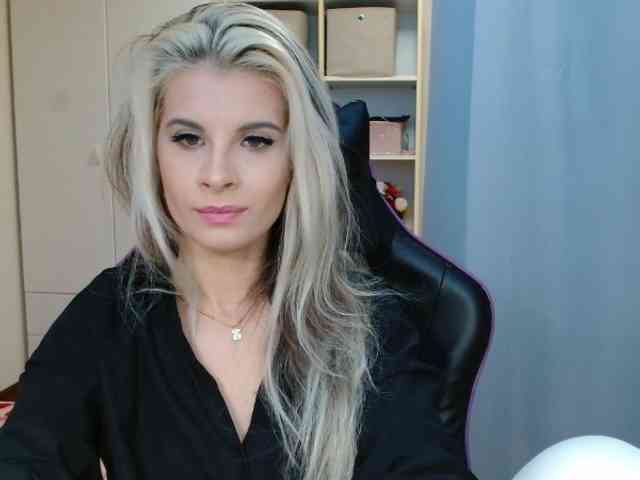 Model: KristineNatural