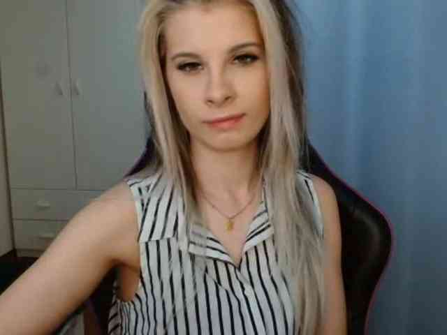 Model: KristineNatural