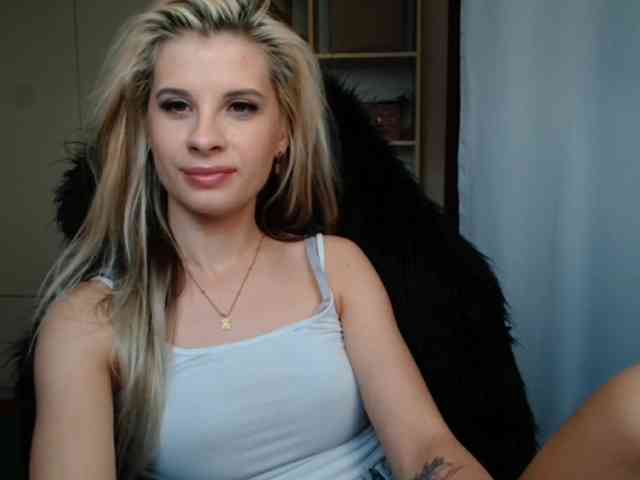 Model: KristineNatural