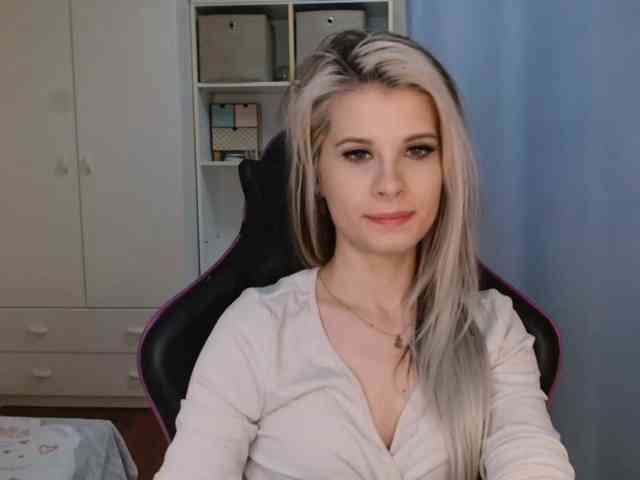 Model: KristineNatural